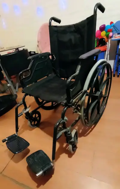 Silla de Ruedas Plegable Negra Resistente - miniatura 2