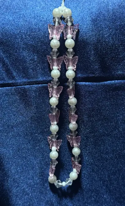 Funda para iPhone con diseño de mariposas y perlas - miniatura 2
