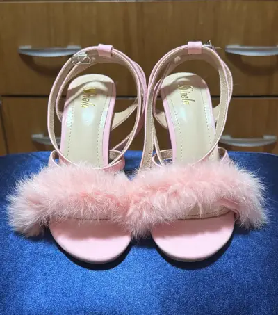 Tacones tipo sandalia rosados con peluche - miniatura 1