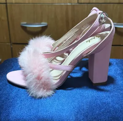 Tacones tipo sandalia rosados con peluche - miniatura 2