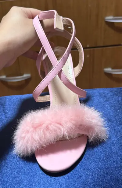 Tacones tipo sandalia rosados con peluche - miniatura 3