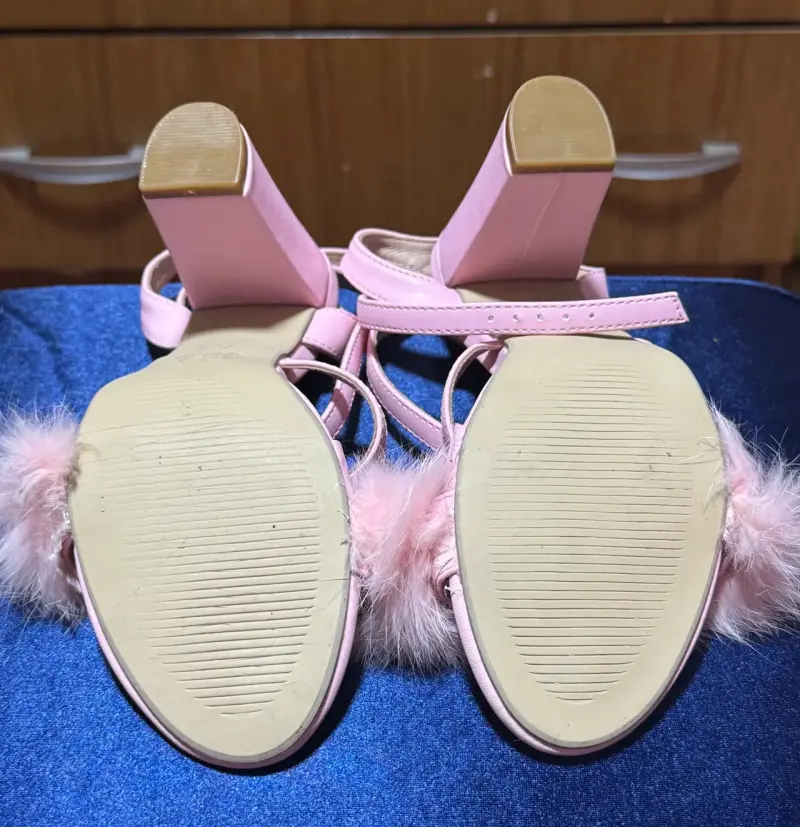Tacones tipo sandalia rosados con peluche - 4