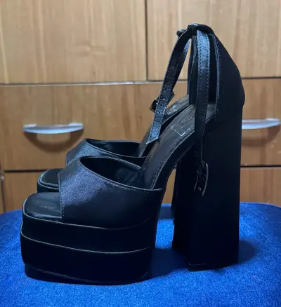 Sandalias de plataforma negras marca gotta - miniatura 1