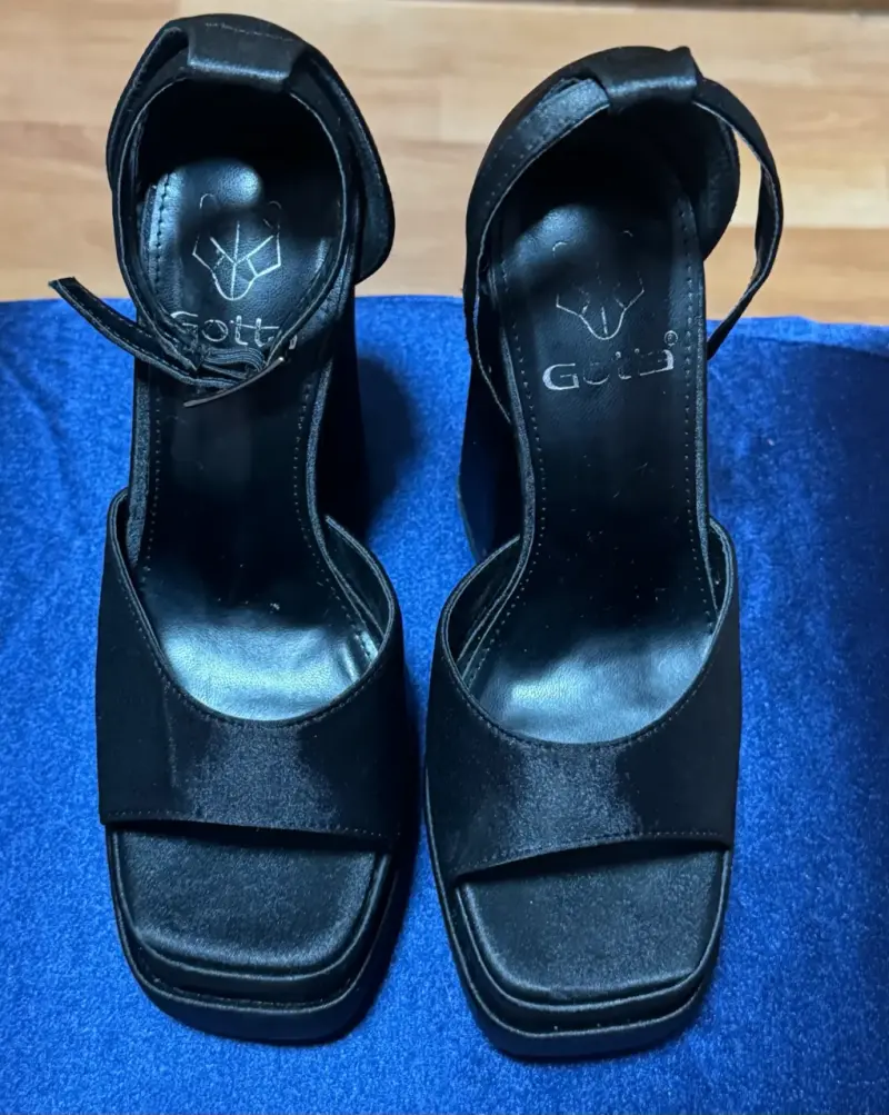 Sandalias de plataforma negras marca gotta - 2