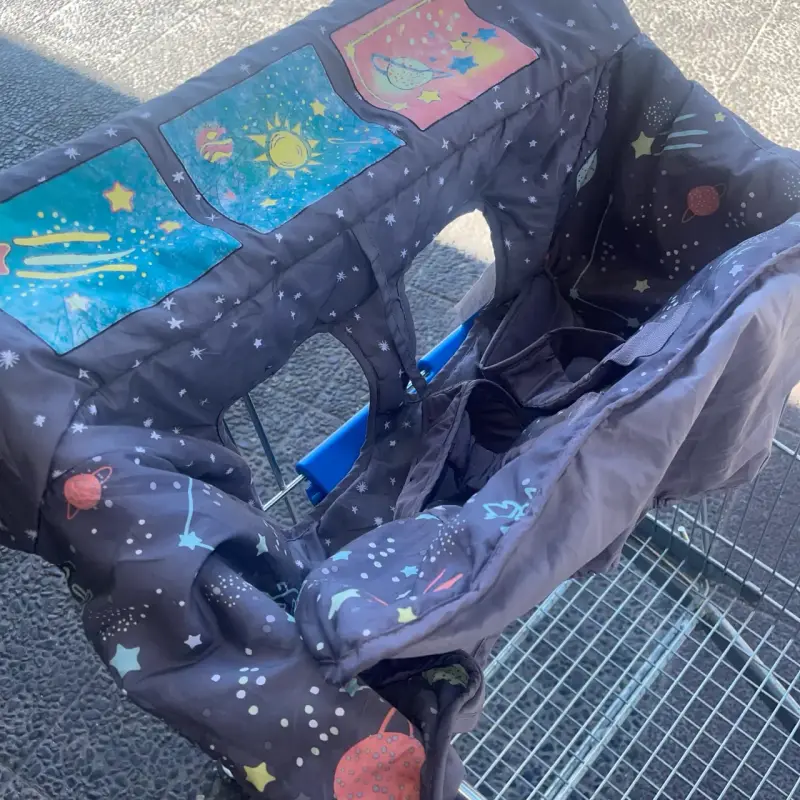 Funda protectora para carrito de supermercado con diseño espacial