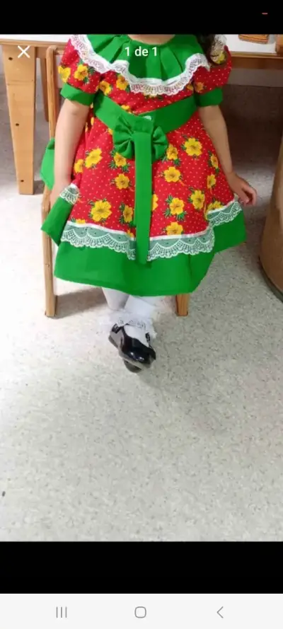 Vestido infantil tradicional con flores y encaje - miniatura 1