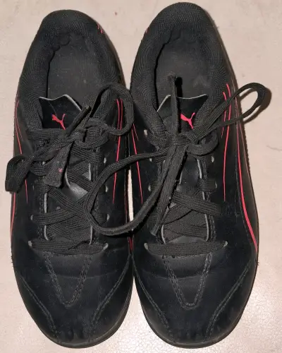 Zapatillas deportivas negras con detalles rojos Puma - miniatura 1