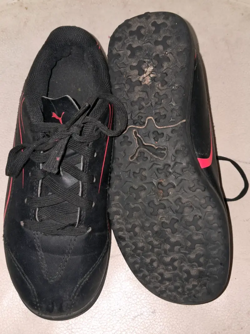 Zapatillas deportivas negras con detalles rojos Puma - 2