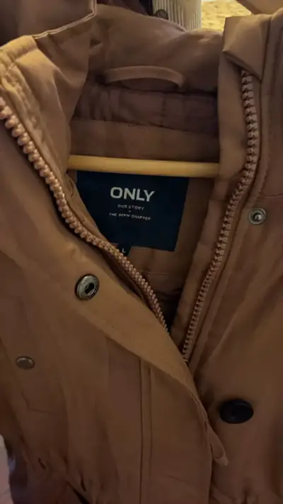 Parka marrón para mujer marca Only - miniatura 1
