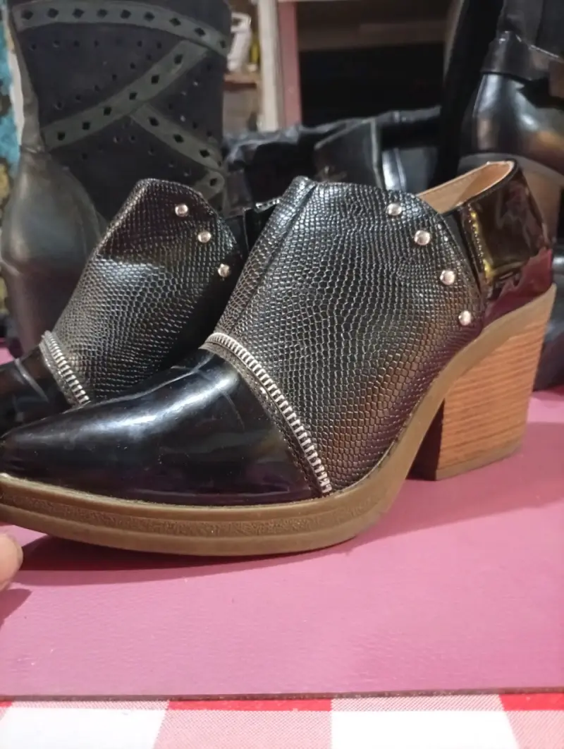 Botines de cuero negro con tacón alto