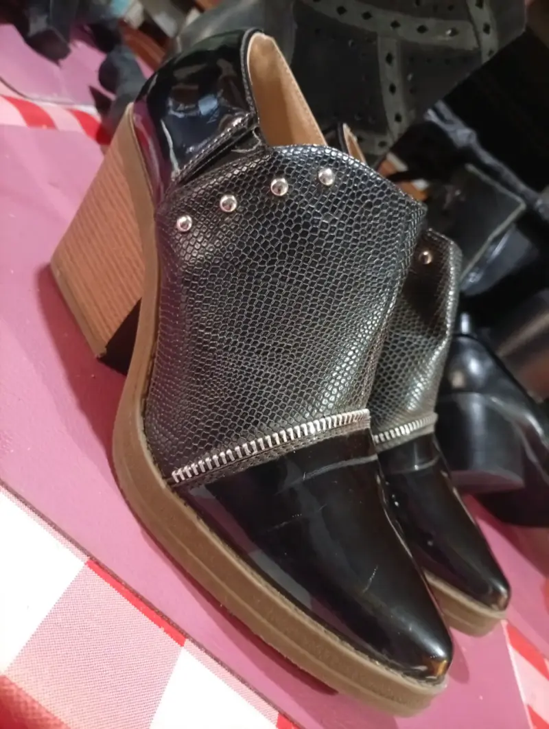 Botines de cuero negro con tacón alto - 2