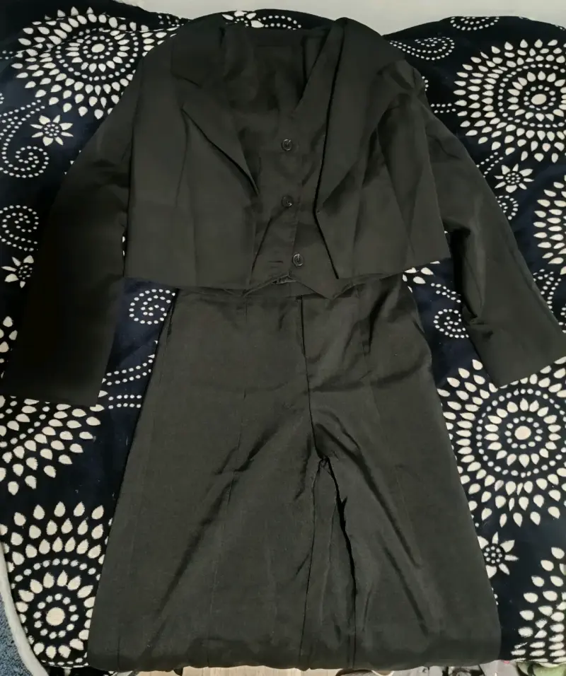 Traje de mujer negro elegante.