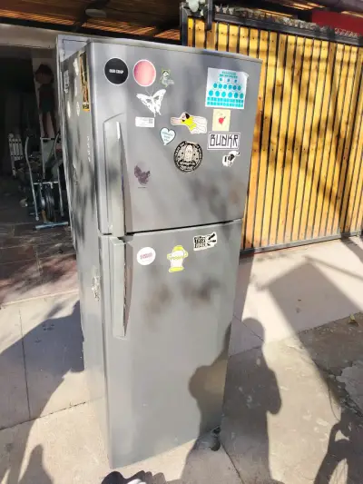 Refrigerador gris con congelador superior - miniatura 1