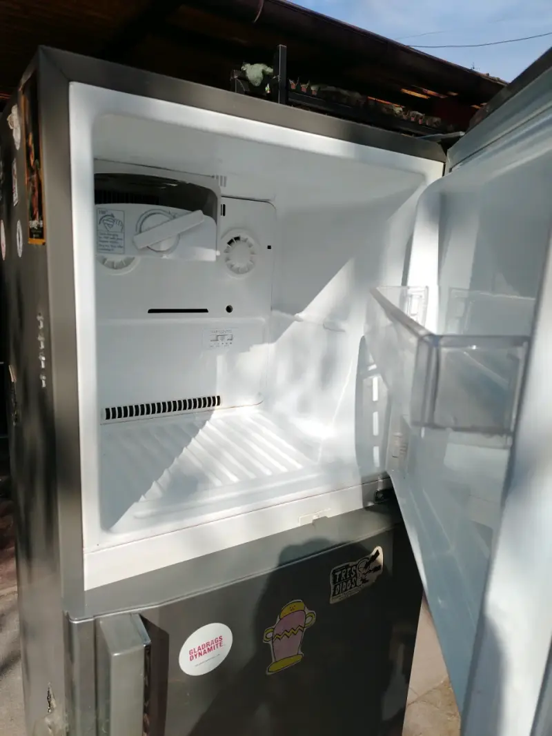 Refrigerador gris con congelador superior - 2