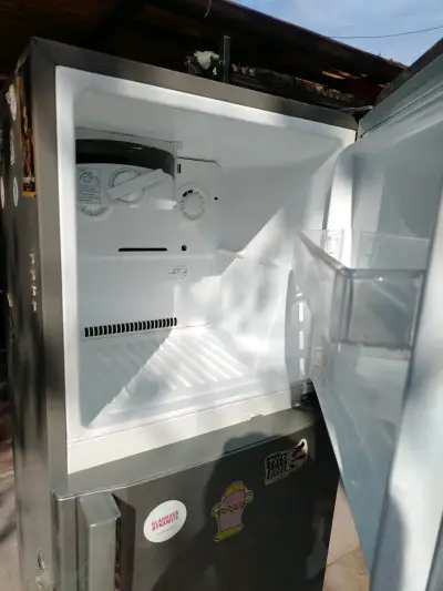 Refrigerador gris con congelador superior - miniatura 2