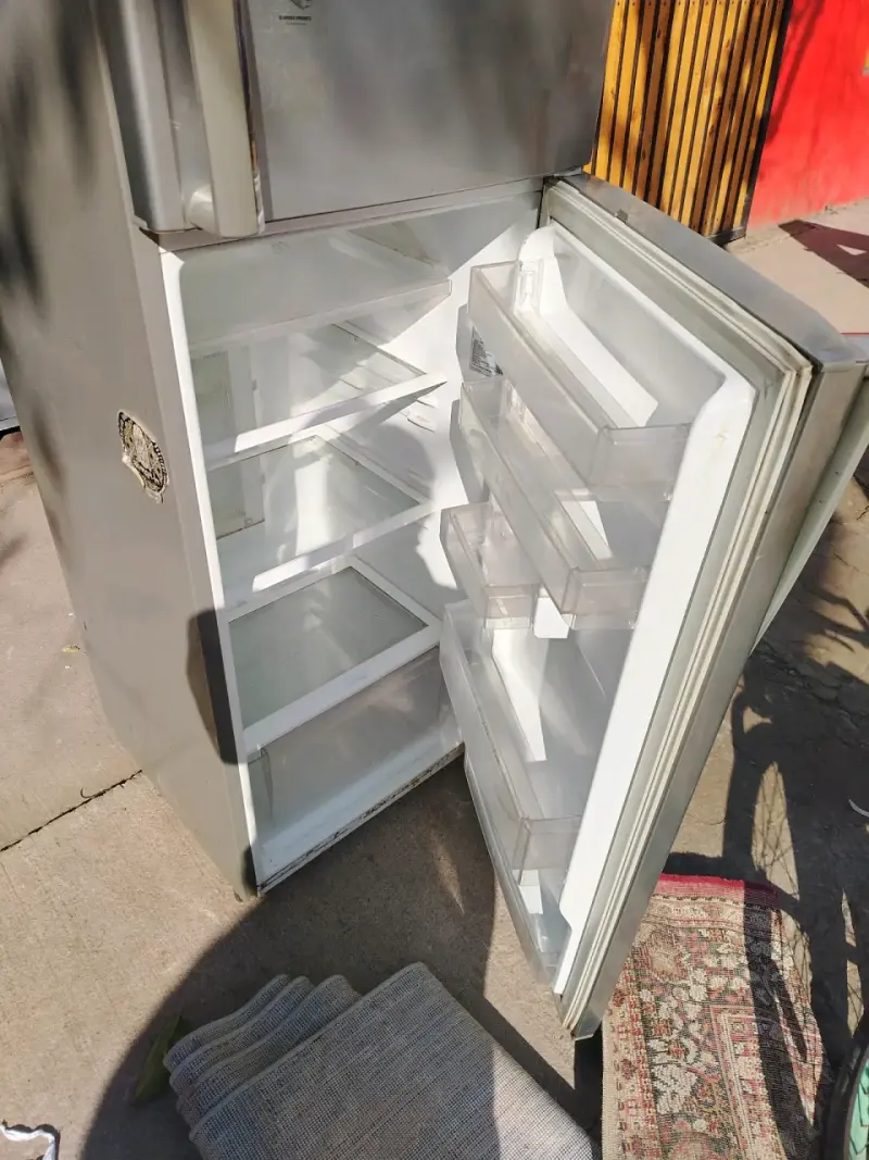 Refrigerador gris con congelador superior - 3