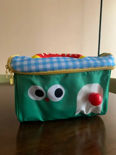 Lonchera infantil térmica verde con diseño divertido - miniatura 1