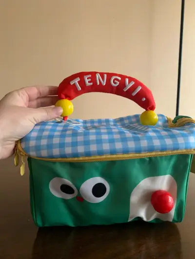 Lonchera infantil térmica verde con diseño divertido - miniatura 2