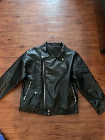 Chaqueta de cuero negra estilo motociclista - miniatura 1