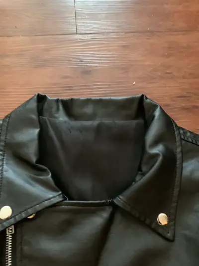 Chaqueta de cuero negra estilo motociclista - miniatura 4