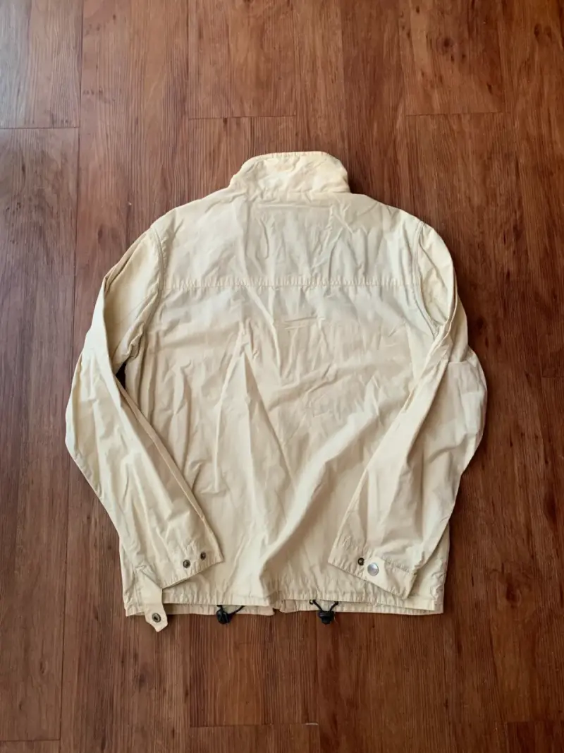Chaqueta beige con cierre y bolsillos - 2