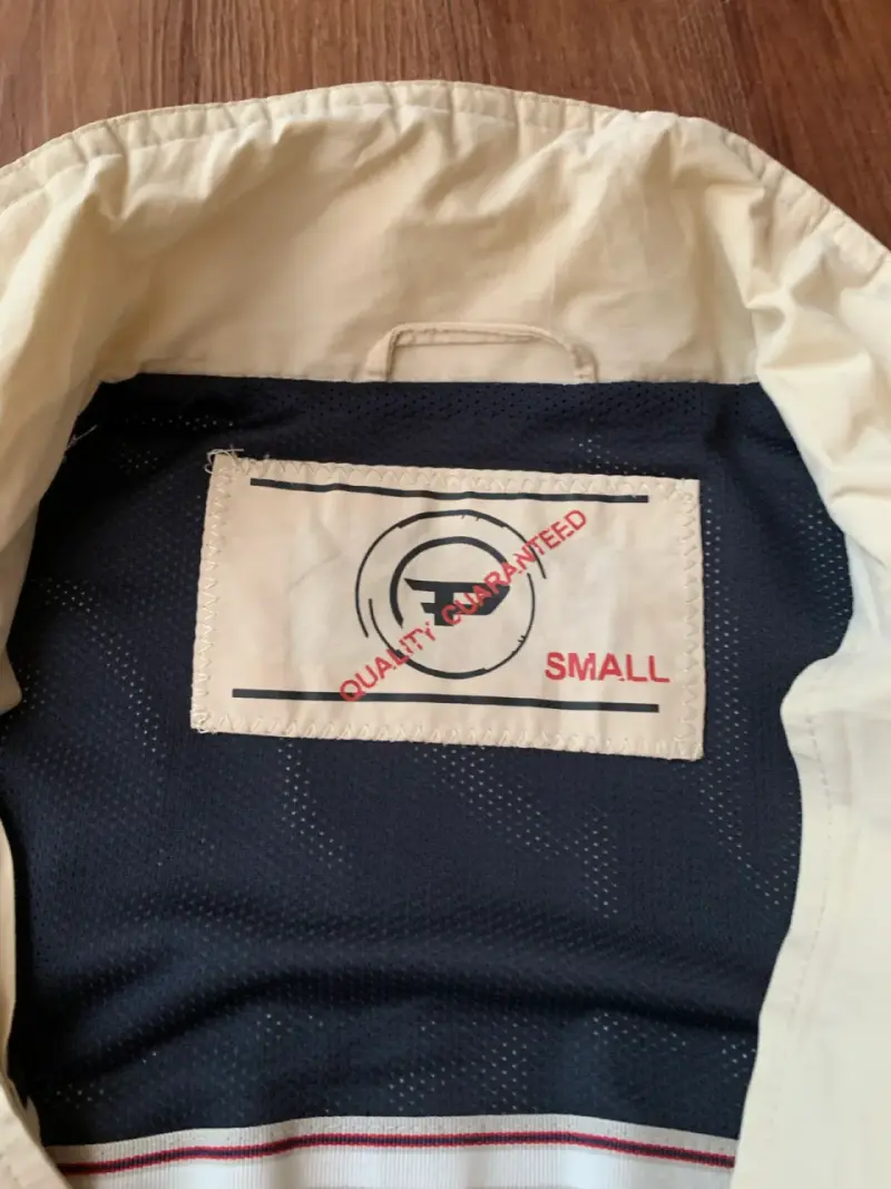 Chaqueta beige con cierre y bolsillos - 3