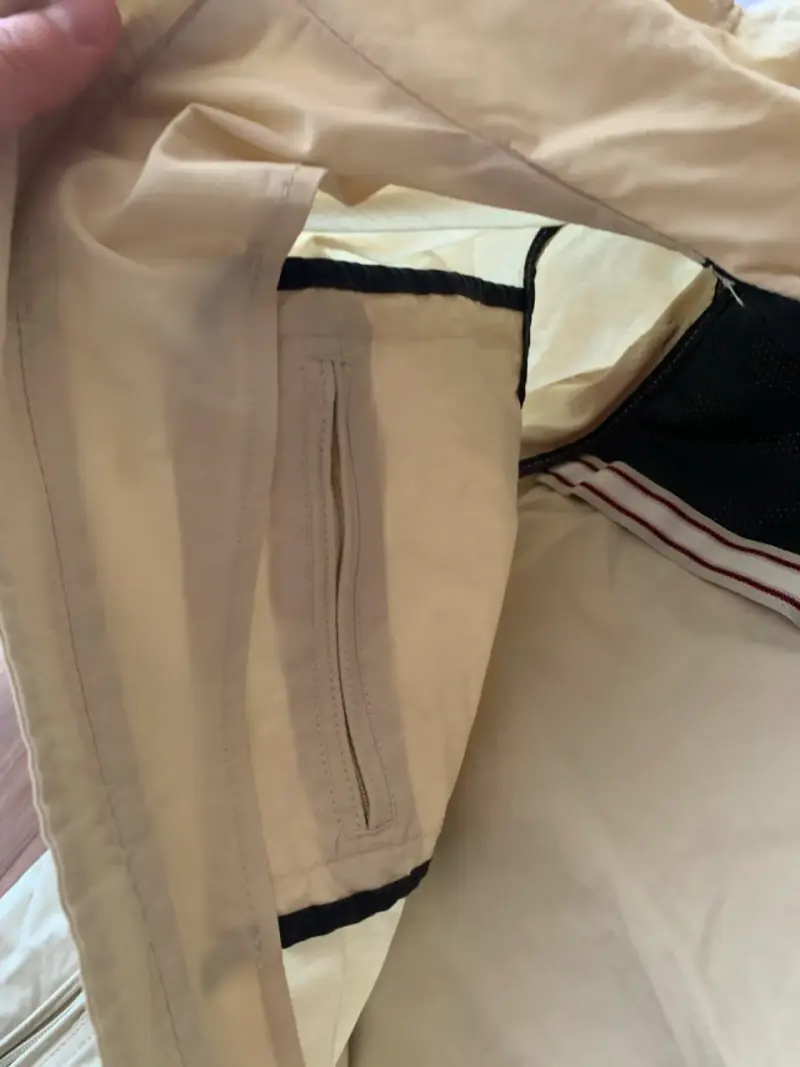 Chaqueta beige con cierre y bolsillos - 4
