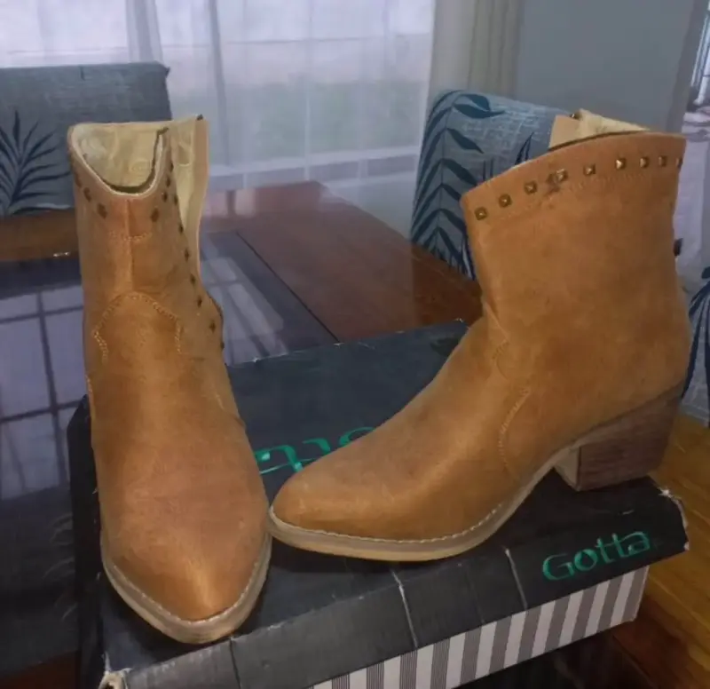 Botines marrón / Café con tachas Gotta