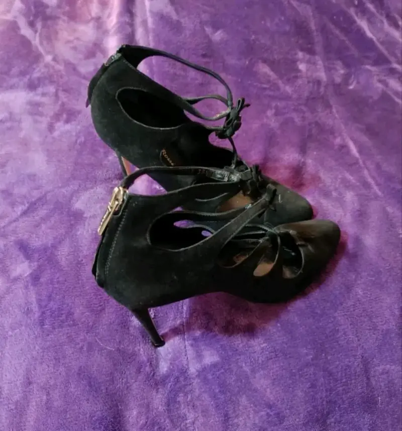 Zapatos de tacón negro con diseño elegante