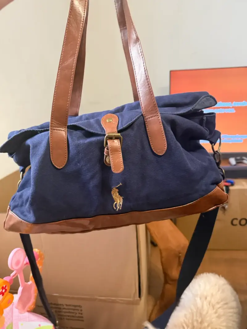 Bolso de mano azul con detalles de cuero polo