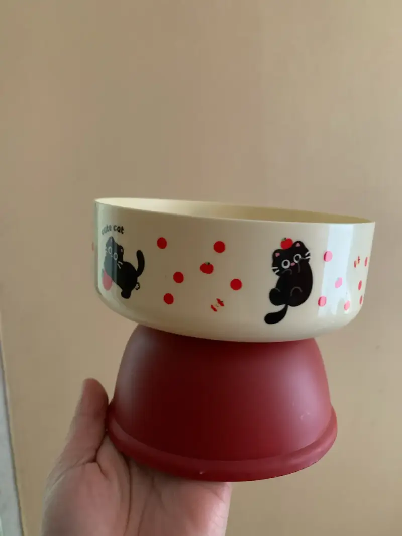 Plato de comida para mascotas con diseño de gatos