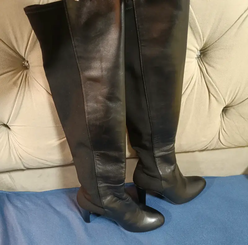 Botas negras de cuero hasta la rodilla