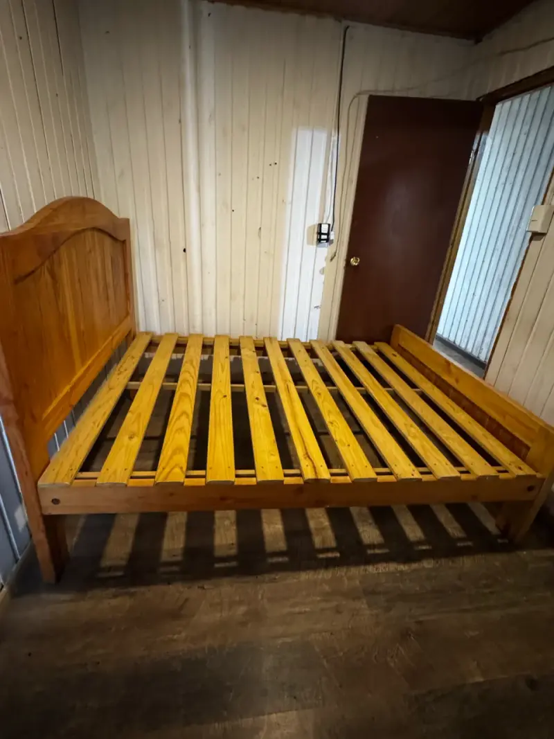 Cama de madera tamaño matrimonial en buen estado - 1