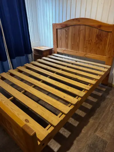 Cama de madera tamaño matrimonial en buen estado - miniatura 2