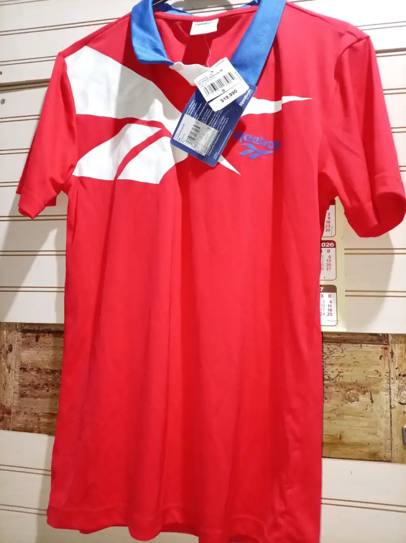Polera deportiva roja Reebok con cuello azul