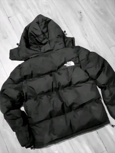 Chaqueta de invierno negra The North Face con cap - miniatura 3