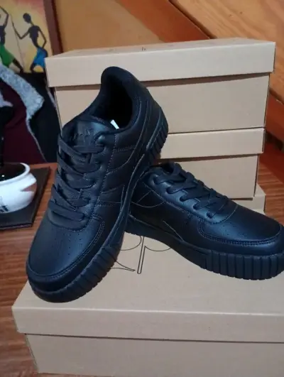 Zapatillas negras de cuero para mujer,nuevas - miniatura 1