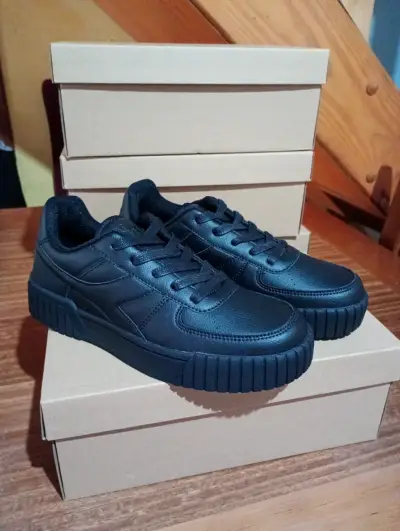 Zapatillas negras de cuero para mujer,nuevas - miniatura 2