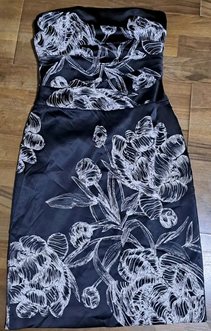 Vestido de cóctel negro con estampado floral - 2