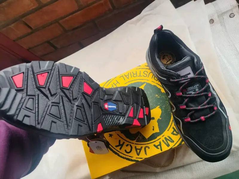 Zapatillas de Trekking Negras con Detalles Rojos - 1