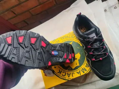 Zapatillas de Trekking Negras con Detalles Rojos - miniatura 1