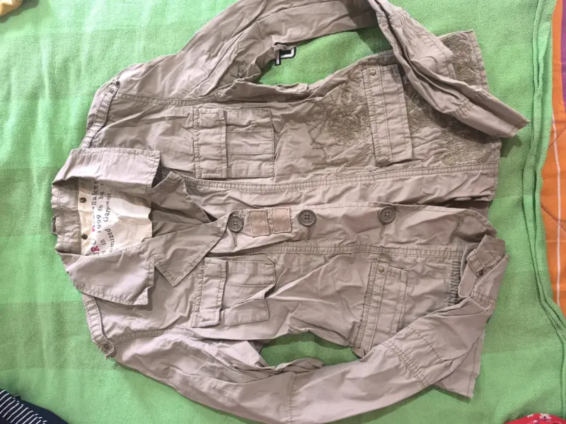 Chaqueta de mujer beige con bolsillos - 1