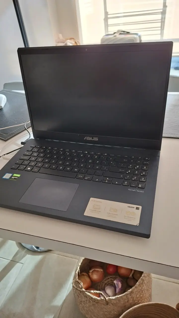 Laptop ASUS con Intel Core i5 y NVIDIA GTX - 1