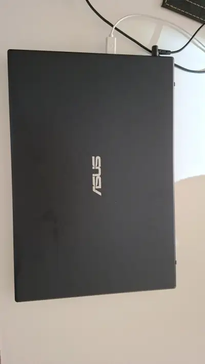 Laptop ASUS con Intel Core i5 y NVIDIA GTX - miniatura 2
