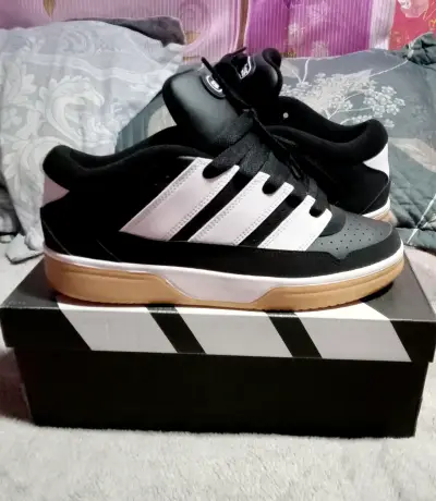 Zapatillas deportivas negras y blancas para hombre - miniatura 1