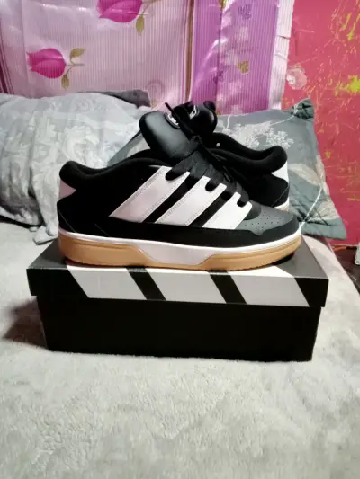 Zapatillas deportivas negras y blancas para hombre - miniatura 2