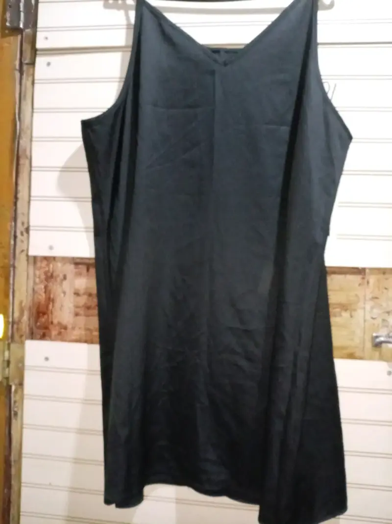 Vestido negro sin mangas para mujer - 2