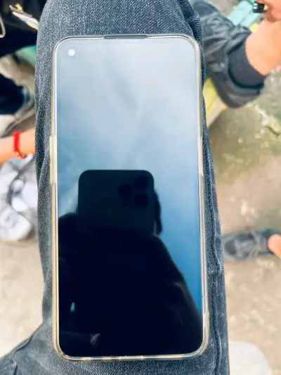 Smartphone con funda de coche deportivo - miniatura 1