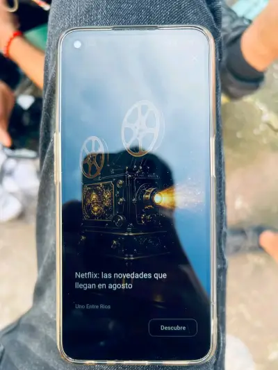 Smartphone con funda de coche deportivo - miniatura 2