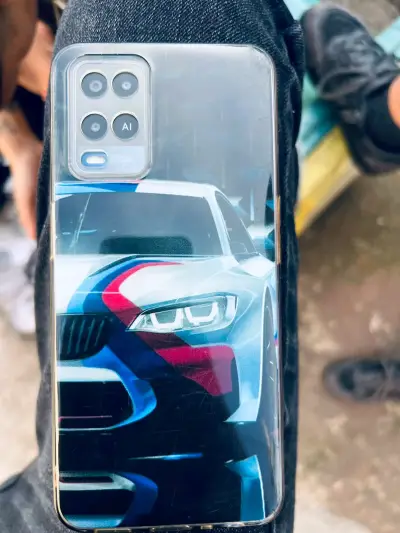 Smartphone con funda de coche deportivo - miniatura 3